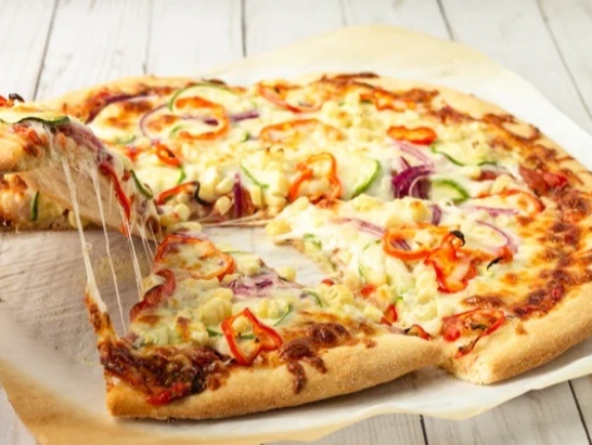 You are currently viewing مقادير البيتزا مع كيفية صنع البيتزا في المنزل بخطوات سهلة وبسيطة مثل المطاعم