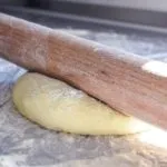عجينة البيتزا – افضل طرق عمل عجينة البيتزا الإيطالية الأصلية بخطوات بسيطة