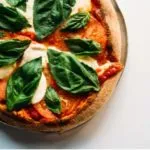 عجينة البيتزا الايطالية في المنزل بطريقة سهلة ومكونات بسيطة