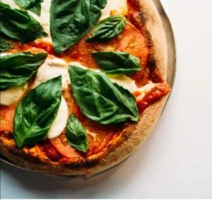 Read more about the article عجينة البيتزا الايطالية في المنزل بطريقة سهلة ومكونات بسيطة