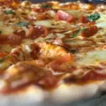 مقادير البيتزا المضبوطة- طريقة عمل عجينة  البيتزا بمقاديرفي المنزل