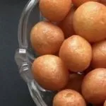 مكونات اللقيمات المقرمشة مع طريقة تشكيل سهلة بخطوات بسيطة في المنزل