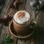 الشوكولاتة الساخنة – رحلة الدفء في كوب من السعادة